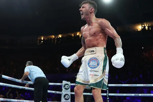 Leigh Wood en el ring