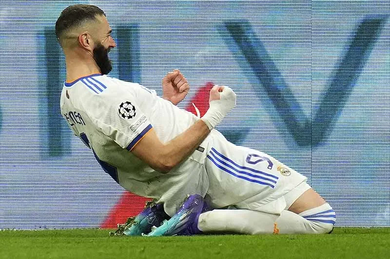 Karim Benzema durante un duelo con el Real Madrid