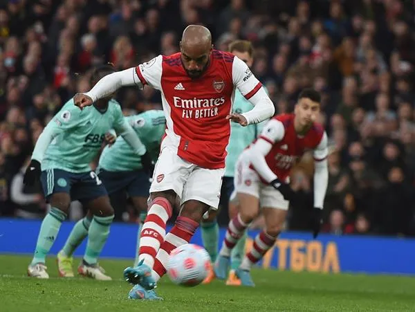 EFE Lacazette cobrando desde los 11 pasos