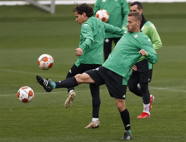 Diego Lainez en práctica con el Betis