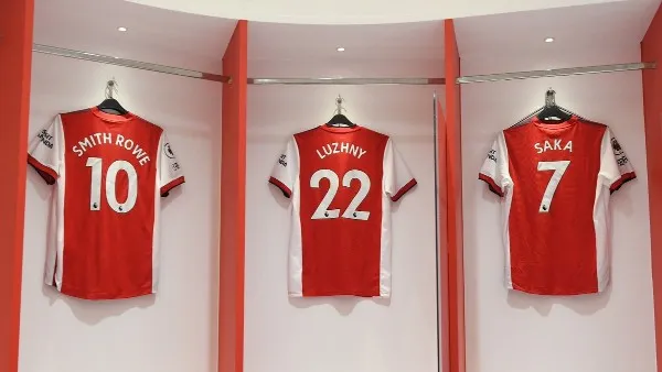 TWITTER @Arsenal Playera de Oleg Luzhny en el vestidor del Arsenal