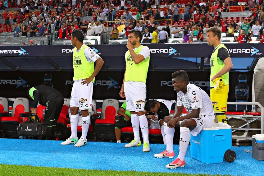Jugadores de Jaguares de Chiapas en un juego ante Atlas