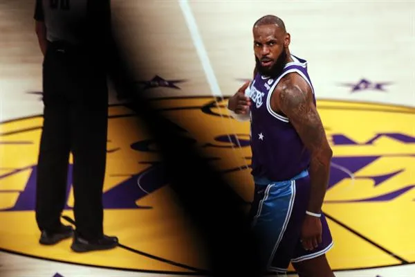LeBron James en acción con Los Angeles Lakers