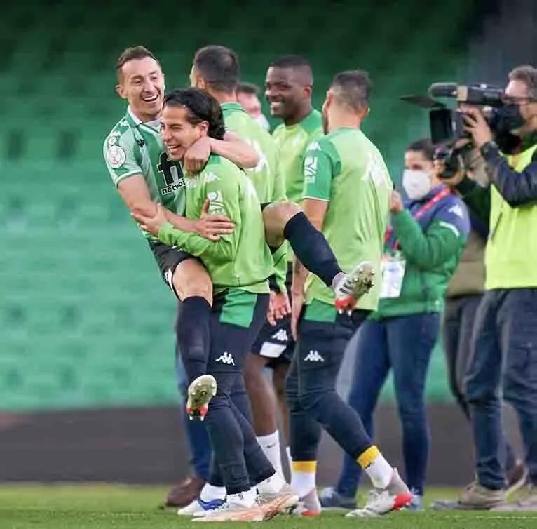 Andrés Guardado y Diego Lainz, jugadores del Betis celebrando victoria