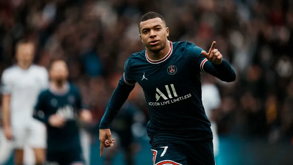 AP Kylian Mbappé festejando gol con el PSG ante Burdeos en Ligue 1
