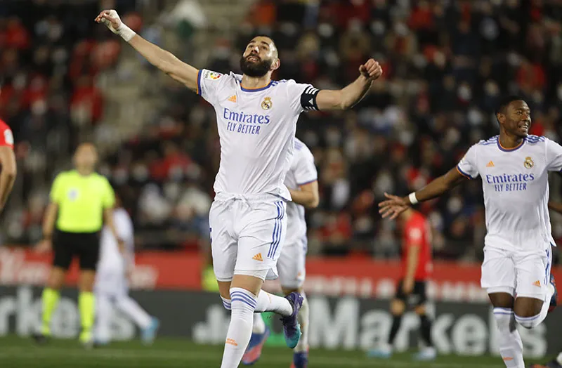 Karim Benzema durante un duelo con el Real Madrid