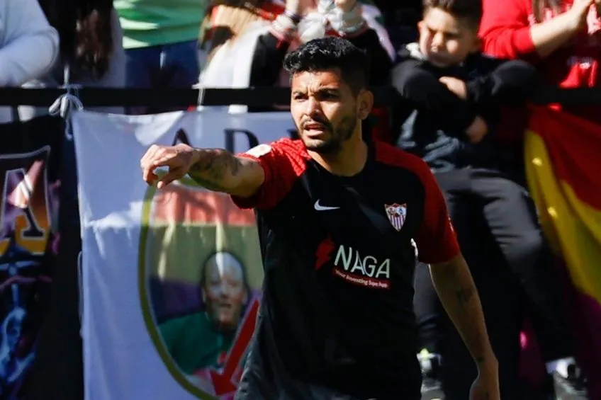 Tecatito Corona durante un partido del Sevilla