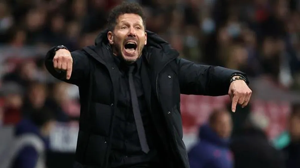 Diego Simeone dirigiendo al Atlético de Madrid en partido de LaLiga