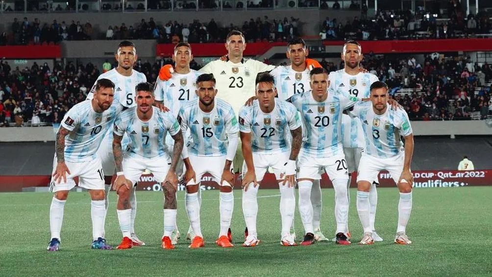 Messi y la Selección Argentina durante un partido internacional
