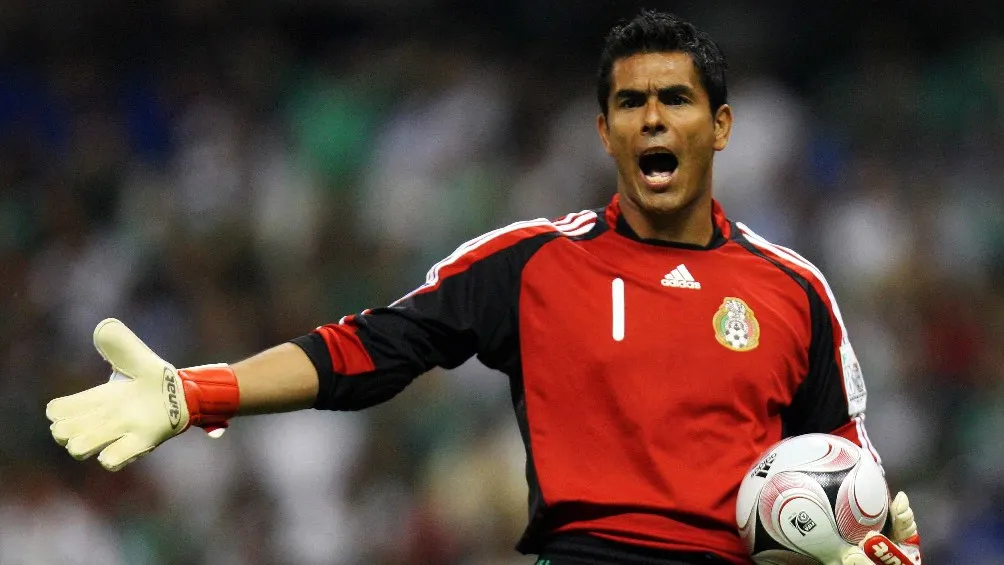 Oswaldo Sánchez jugando partido con la Selección Mexicana