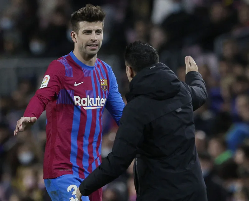 Gerard Piqué saluda a Xavi tras un duelo del Barcelona