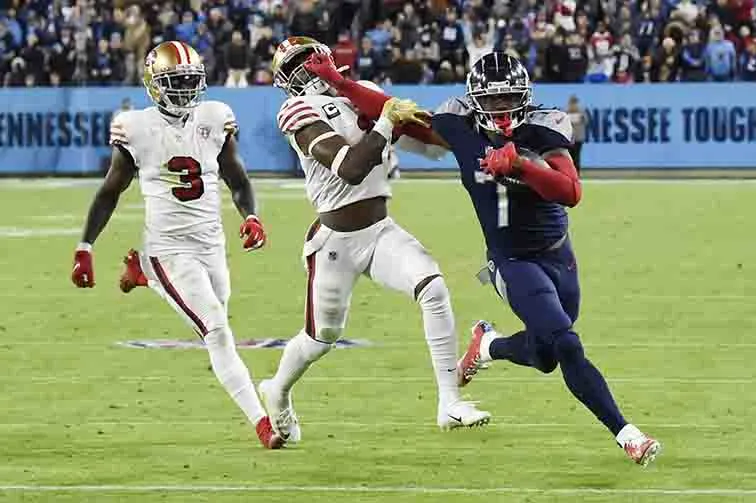 Jugador de Tennessee corriendo con el balón