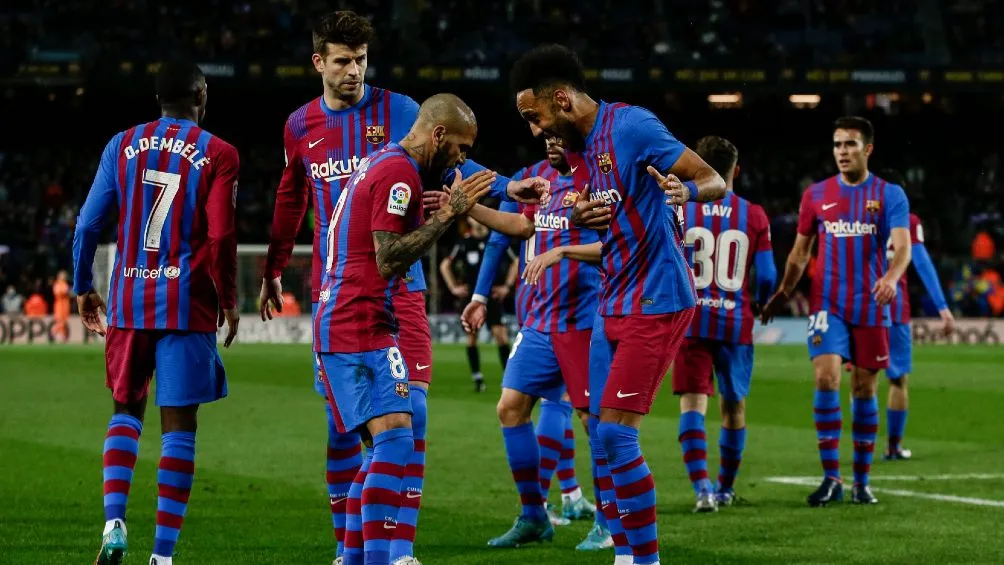 Jugadores del Barcelona celebrano anotación en partido de LaLiga