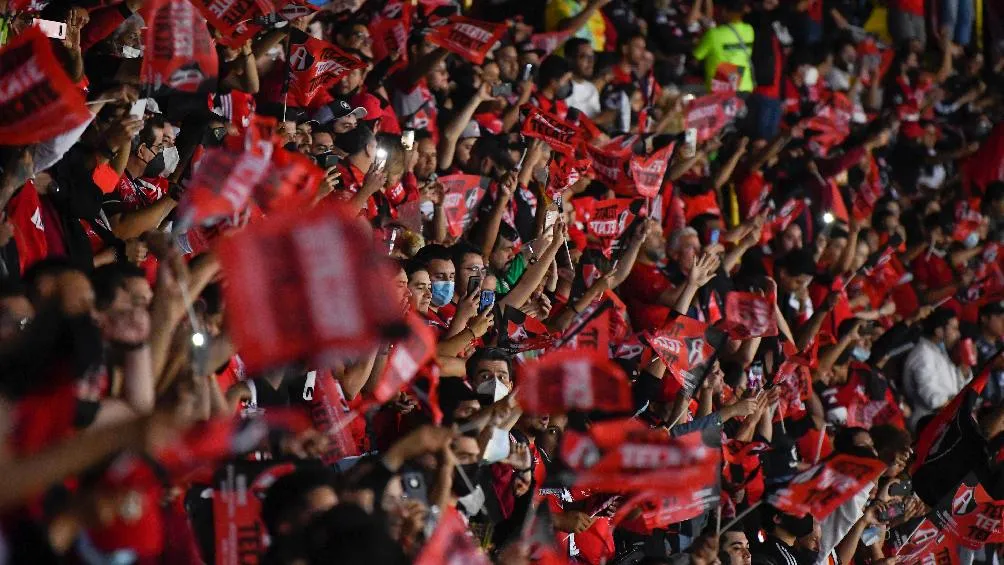 Afición apoyando al Atlas en el Estadio Jalisco durante partido de Liga MX