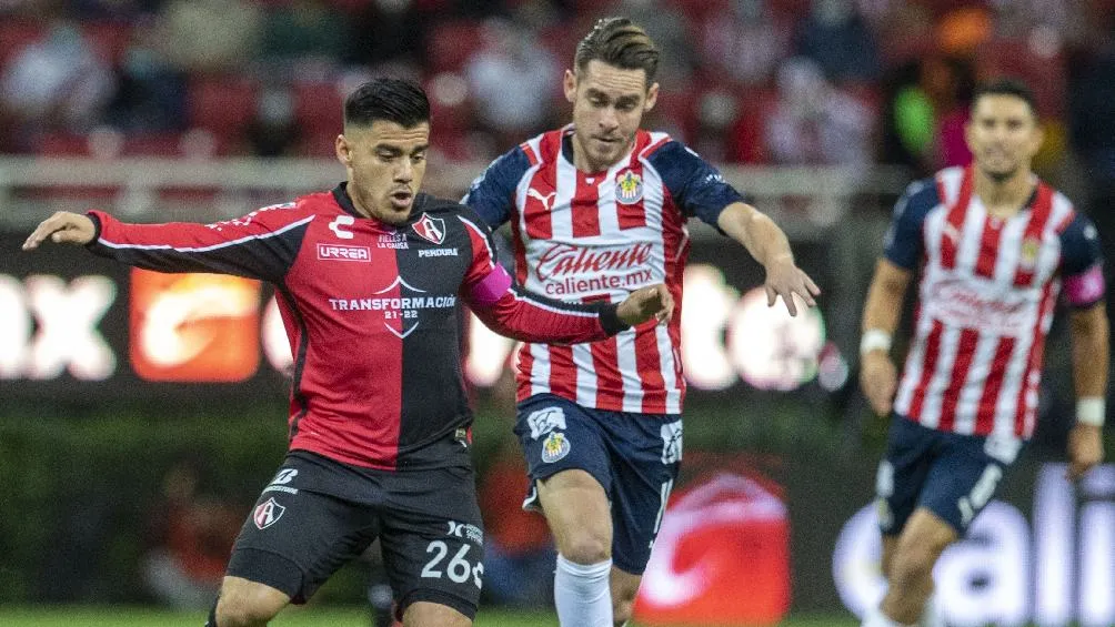 Jesús Angulo jugando con Chivas el Clásico Tapatío ante Atlas en Liga MX