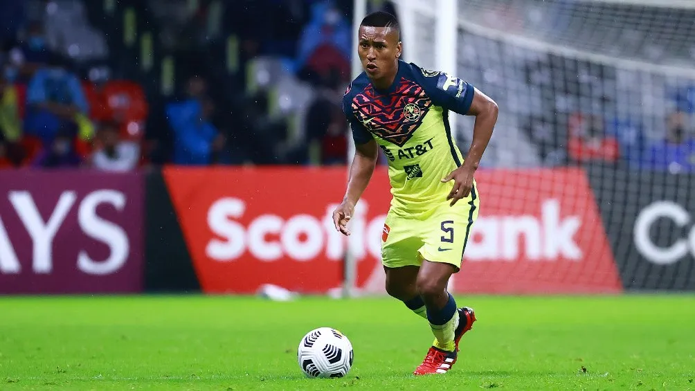 Pedro Aquino jugando partido de la Concachampions con el América