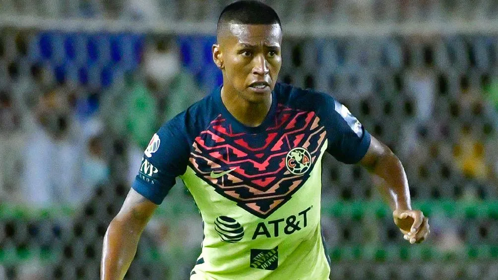 Pedro Aquino jugando partido de Liga MX con el América