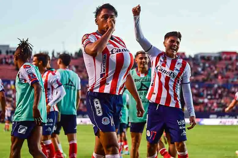 Jugadores del San Luis festejando un gol
