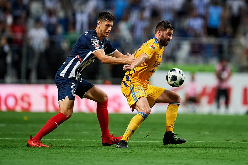 Gignac y Montes durante un Clásico Regio