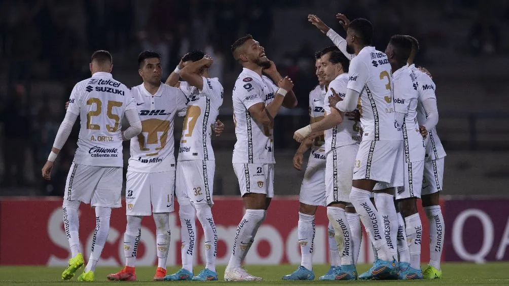 Jugadores de Pumas festejando victoria en la Concachampions