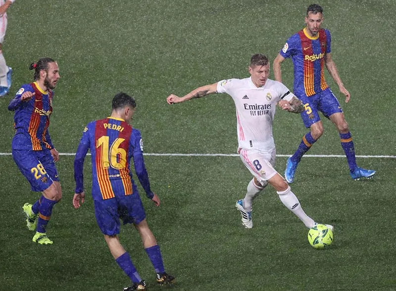 Kroos, Pedri y Busquets durante el Clásico español