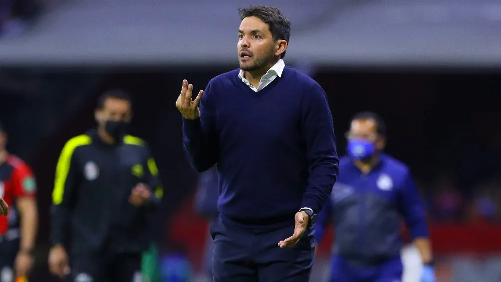 Nicolás Larcamón dirigiendo partido del Puebla en la Liga MX