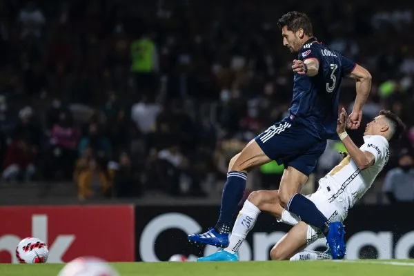 Juan Ignacio Dinenno en jugada de gol con Pumas