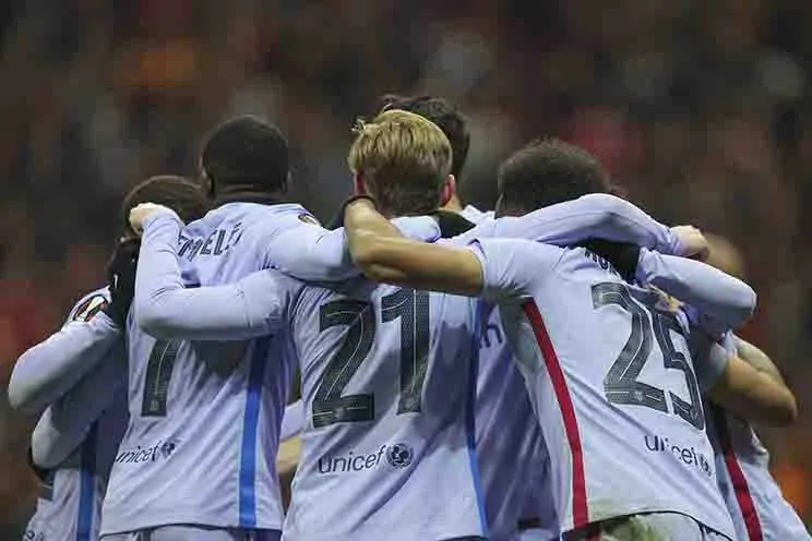 Jugadores del Barcelona abrazados