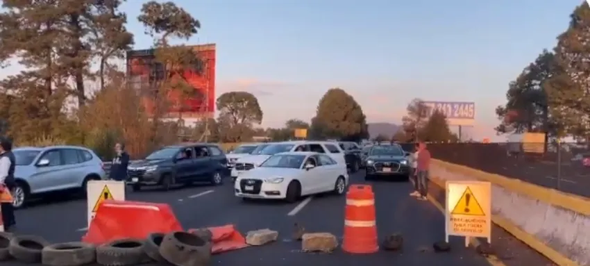 Bloqueo en la carretera federal México Cuernavaca