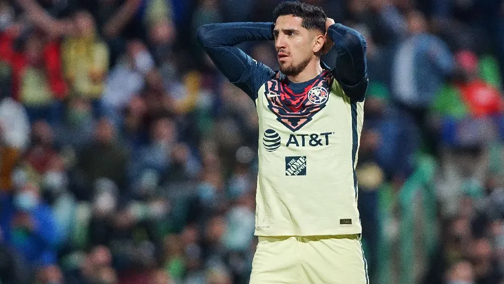 Diego Valdés jugando partido de la Liga MX con el América