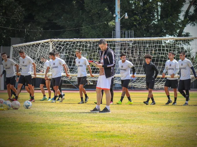 Héctor Mancilla como DT de Escorpiones en entrenamiento