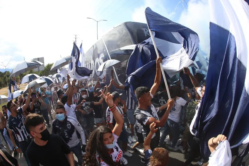 Fanáticos de Rayados en caravana con el autobús del equipo