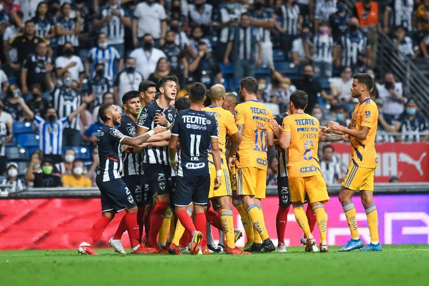 Montes y Gignac en conato de bronca en Clásico Regio