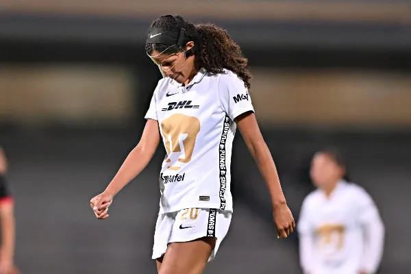 Aerial Chavarín reacciona durante partido