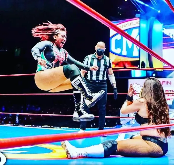 Marcela, durante una lucha del CMLL.
