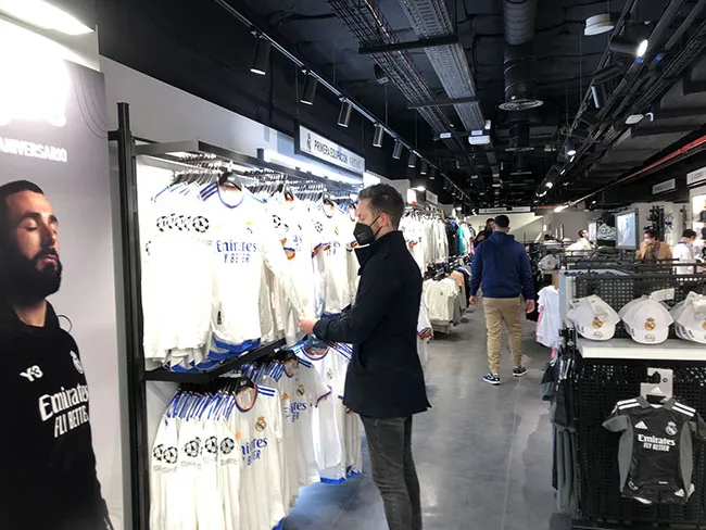 Afición observa los los productos oficiales en la tienda