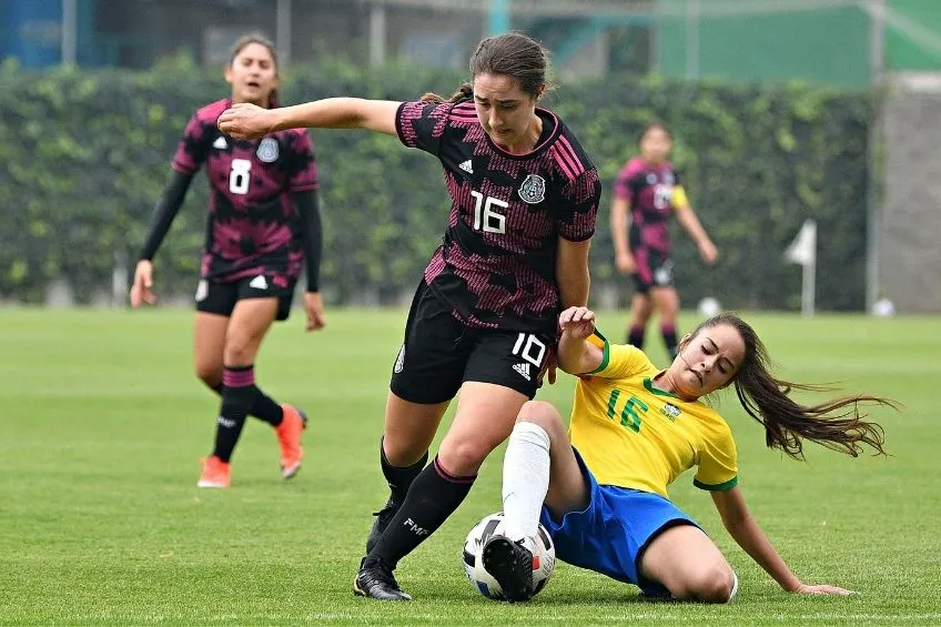 Silvana Flores jugando con la Selección Mexicana