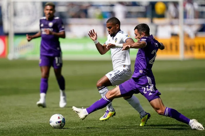 Douglas Costa en acción con LA Galaxy