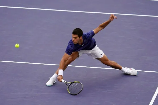 Carlos Alcaraz en acción frente a Nadal