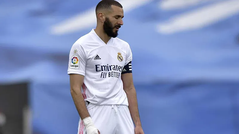 Karim Benzema durante un duelo con el Real Madrid