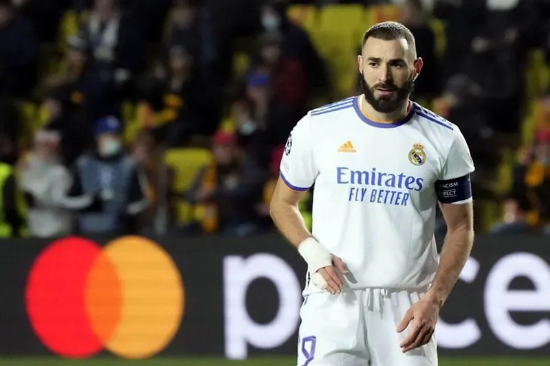 Karim Benzema durante un duelo con el Real Madrid