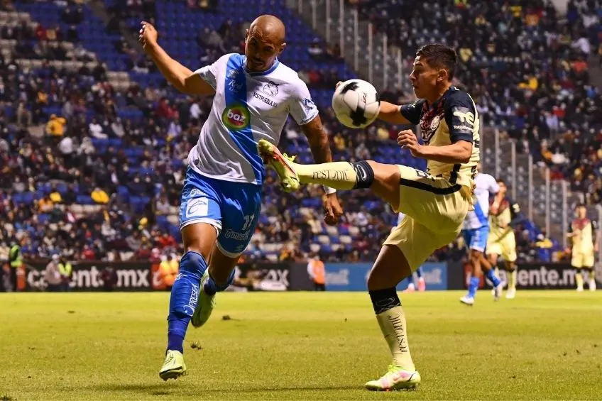 Salvador Reyes enfrentando al Puebla