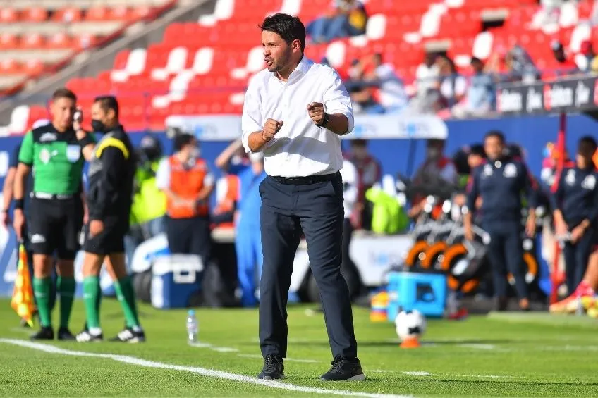 Nicolás Larcamón durante el partido del Puebla