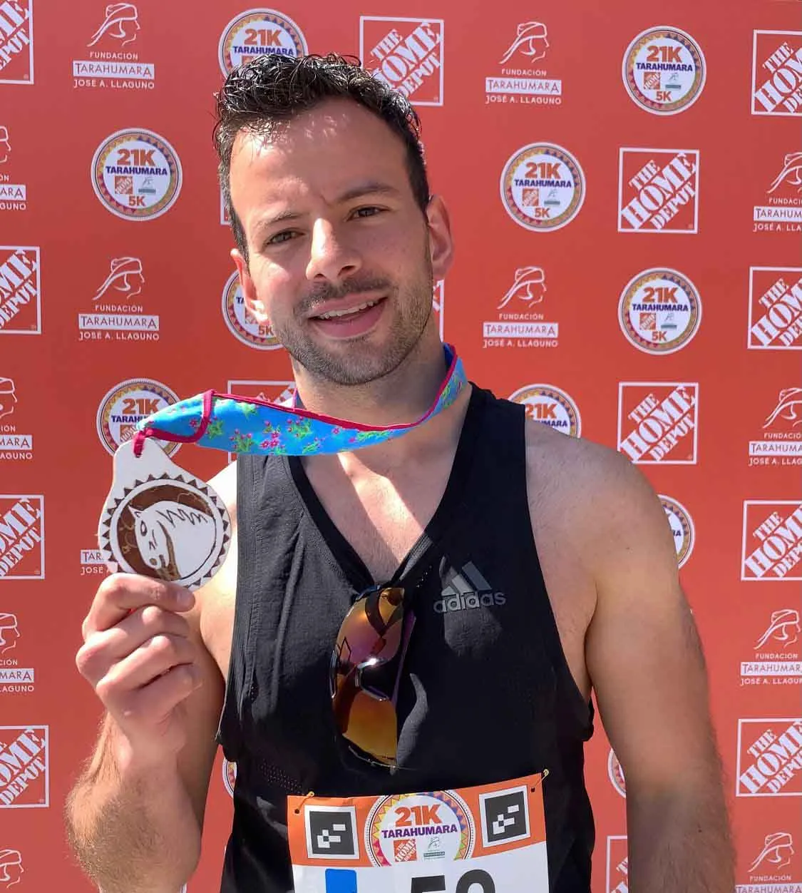 WENDY GRANADOS Participante presume su medalla