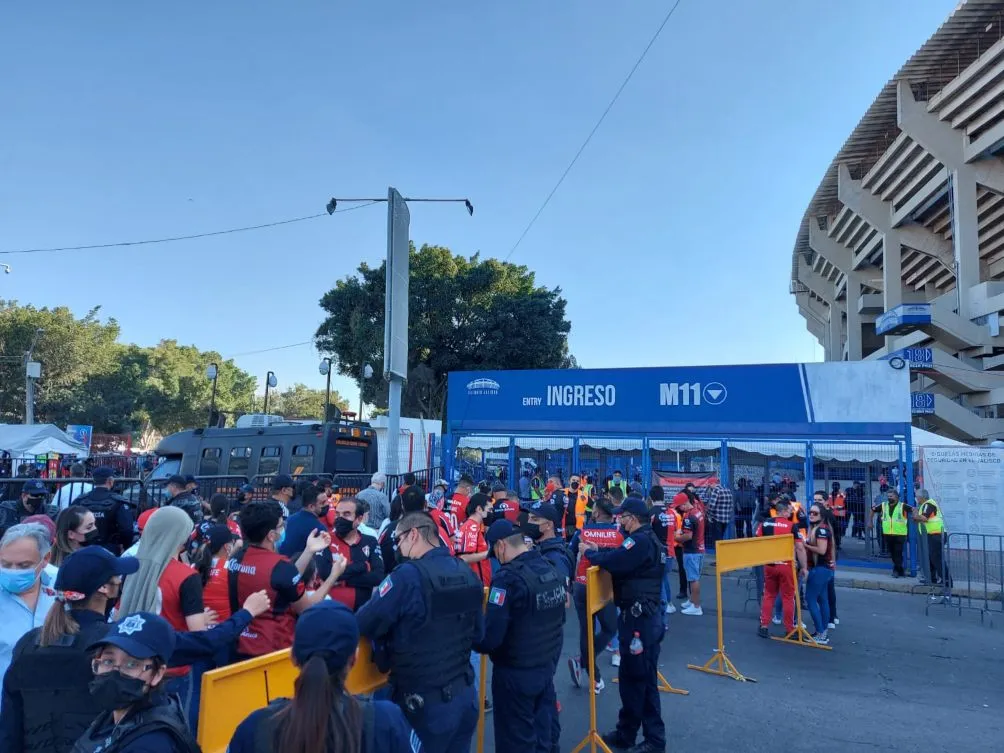 Afición a las afueras del Estadio Jalisco