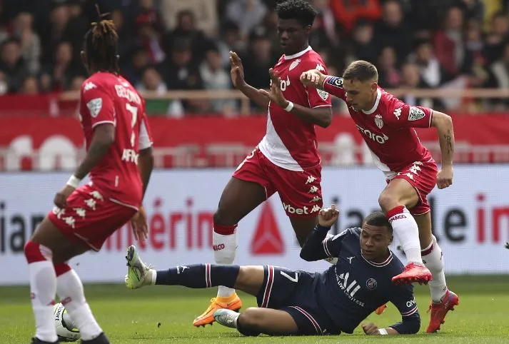 AP Acciones entre el Monaco y el PSG