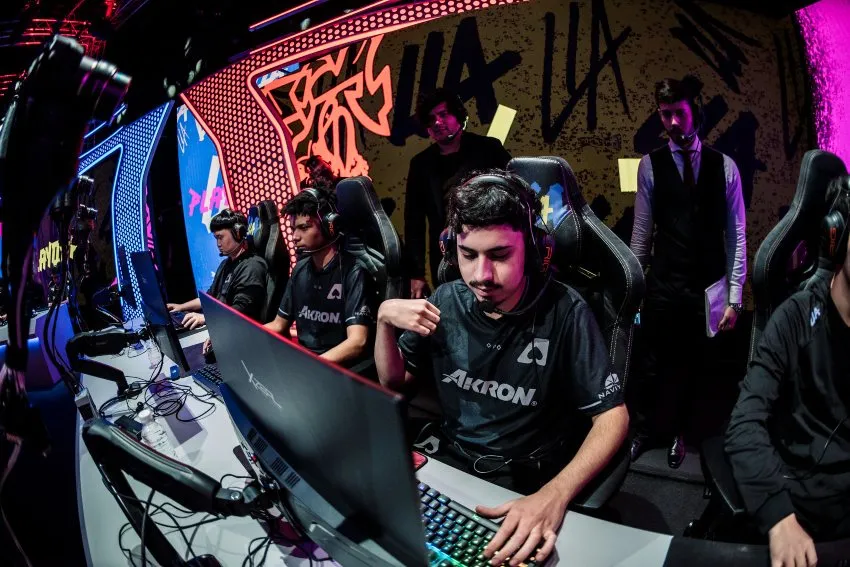 CORTESÍA RIOT GAMES Equipo de Team Aze previo a un juego contra Infinity Esports