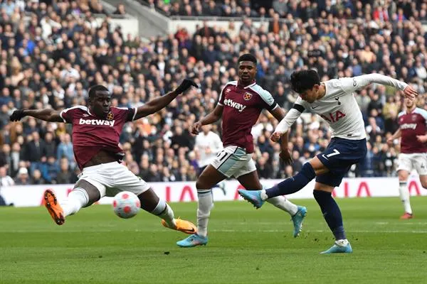 Heung Min Son en acción ante West Ham