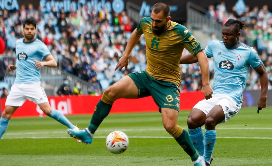 Araujo observa la pelea del balón entre Joseph Aidoo y Borja Iglesias
