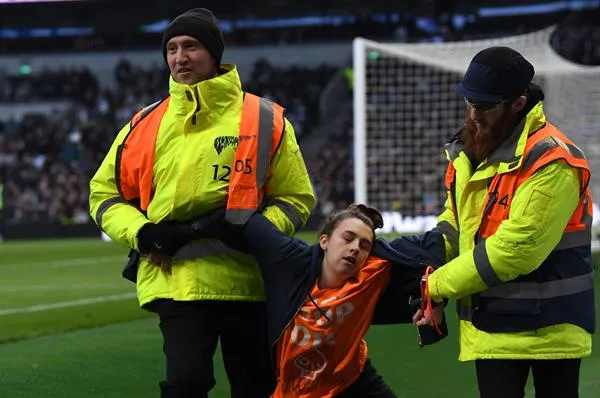 Manifestante siendo contenida por la seguridad